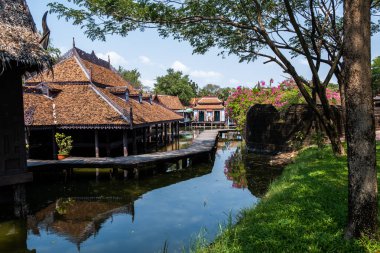 Samut Prakan, Tayland - 16 Şubat 2016: Tayland 'ın Tayland' daki tarihi binaların kopyalarının yer aldığı Tayland 'ın eski geleneksel tarihi evi veya Antik Siyam veya Mueang Boran, açık hava parkı müzesi.