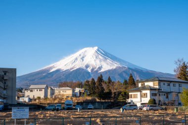 Yamanashi, Japonya - 24 Mart 2019: Fuji Dağı 'nın Japonca' da yaygın olarak Fuji san olarak bilinen Fuji Dağı 'nın sıradışı simetrik konisi. Japonya, Yamanashi 'deki Fuji İstasyonu.