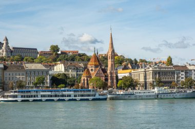 Budapeşte, Macaristan - 11 Ekim 2019: Budapeşte, Macaristan 'ın başkenti ve Macaristan' ın en kalabalık şehri olan Budapeşte 'nin gökyüzü manzarası ve Avrupa Birliği' nin en büyük onuncu şehri.
