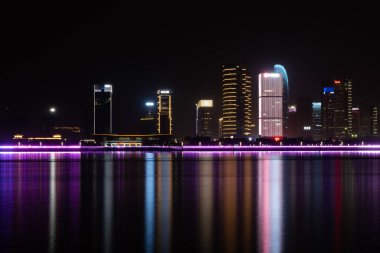 Zhejiang, Çin - 21 Mayıs 2019: Hangzhou 'nun modern renkli ışık dekorasyon binaları ve yansımaları ile gece silueti görüntüsü, Doğu Çin' in başkenti ve en kalabalık şehri olan Zhejiang 'dır..