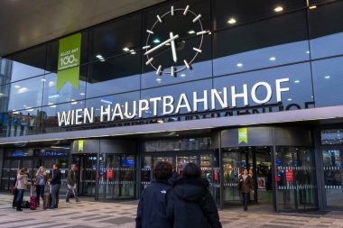 Viyana, Avusturya - 8 Ekim 2019: Viyana 'daki ana tren istasyonu Wien Hauptbahnhof' un kuzey girişinin görüntüsü,