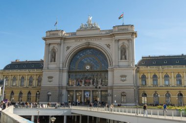 Budapeşte, Macaristan - 11 Ekim 2019: Budapeşte, Macaristan 'daki Budapeşte Keleti tren istasyonuna dışarıdan bir bina ve park manzarası.