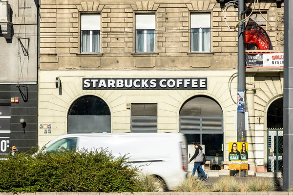 Budapeste Hungria Outubro 2019 Vista Starbucks Front Store Uma Empresa — Fotografia de Stock