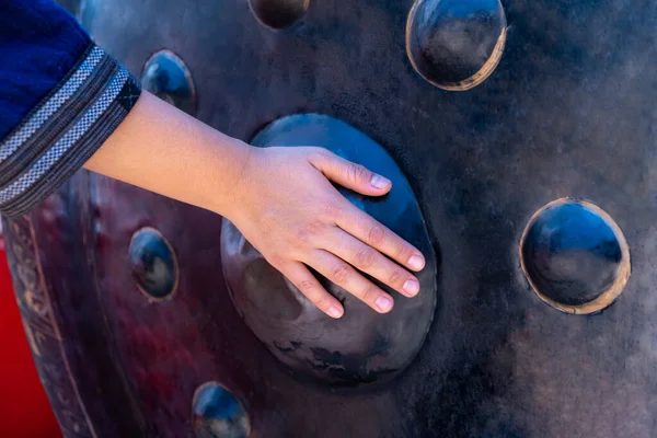 Zicht Hand Aanraken Schrobben Bij Gong Tempel Grote Ronde Bel — Stockfoto