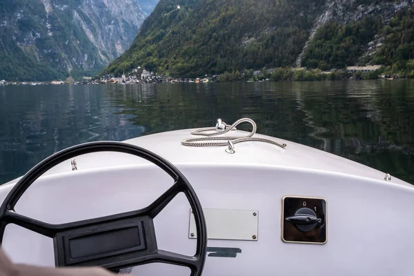 Volante Barco Primeiro Plano Vista Para Aldeia Hallstatt Com Lago — Fotografia de Stock