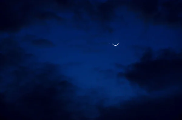 Lua Com Estrela Nuvens Fundo Céu Noite — Fotografia de Stock