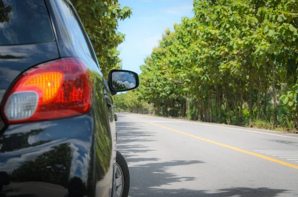 停在街上的黑色汽车 — 图库照片