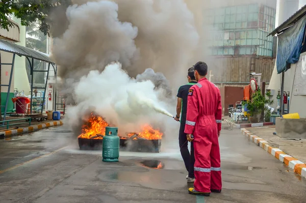 Los Bomberos Entrenan Métodos Extinción Incendios Utilizan Extintores —  Fotos de Stock