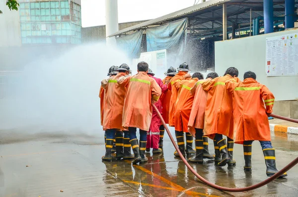 Пожежники Навчають Пожежників Вогнегасниками — стокове фото