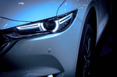 Beyaz arabanın farları.