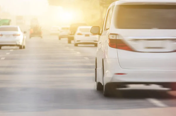 Vista Trasera Del Coche Blanco Ejecuta Carretera Con Fondo Puesta — Foto de Stock