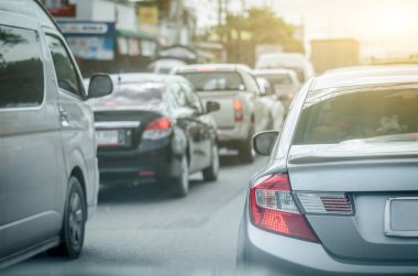 Yoldaki araba yolculuğun varış noktasına gidiyor..