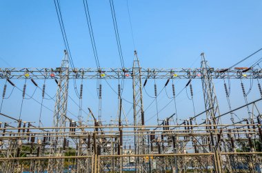 Mavi gökyüzü arkaplanındaki elektrik santrali