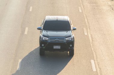 Bangkok Tayland - 5 Mart 2018 'de Bangkok, Tayland' da Rama Ii karayolunda Toyota Hilux Revo 'nun gün doğumunda at sürüşünün ön görüntüsü.