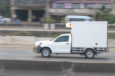 Buzdolapları için küçük beyaz kamyonlar, hızlı yol ulaşımı.