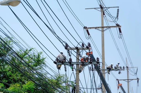 Technicien Hommes Fixant Réparant Ligne Électrique Cassée Sur Poteau Électrique — Photo