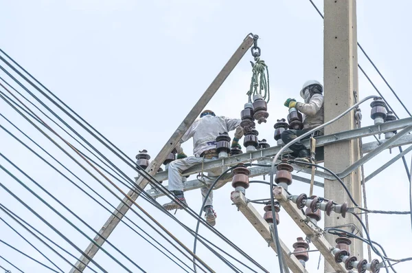 Techniker Reparieren Oder Reparieren Kaputte Stromleitung Strommast Hochgefährliche Arbeit — Stockfoto