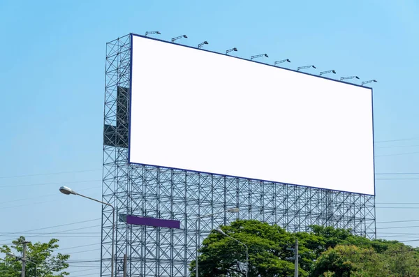 大块空白广告牌座落在路旁 天空清澈 — 图库照片