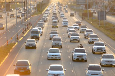 Bangkok Tayland - 04 Mart 04: Akşam trafiği Rama Ii yolunda trafiği yoğunlaştıran çok sayıda araç var..