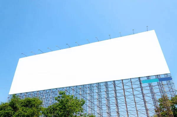 Большой Бланковый Билборд Расположенный Обочине Дороги Голубом Фоне Неба — стоковое фото