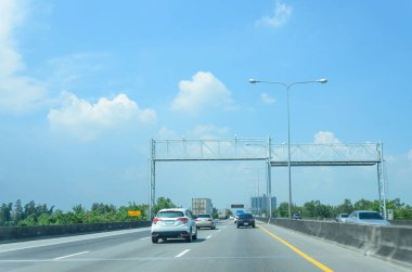 Otobanda arabalar çalışıyor.