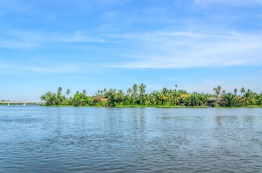 Ufukta ormanları ve beyaz bulutları olan mavi gökyüzü, doğa, su, bitkiler..