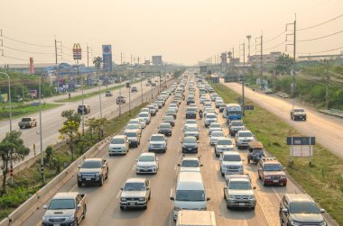 Bangkok Tayland - 11 Mart akşamı Rama Ii yolunda trafik sıkışıklığı yaşandı. 11 Mart 2018, Bangkok, Tayland.