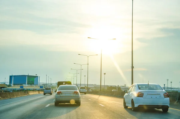 Coche Corriendo Autopista Con Fondo Salida Del Sol — Foto de Stock