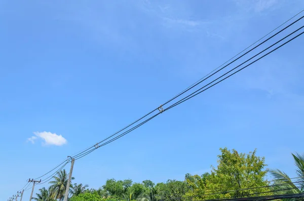 電線と青空の背景 — ストック写真