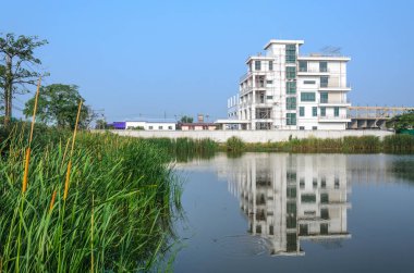 Bina mavi gökyüzü arka planında yapım aşamasında..