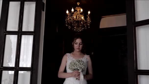 Невеста с букетом покидает дом для регистрации брака — стоковое видео