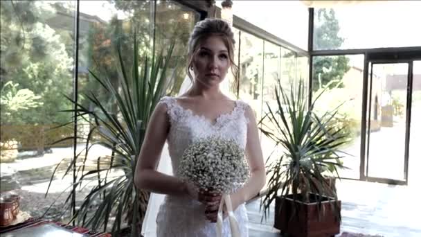 Bride in wedding dress poses against spacious restaurant — Stock Video