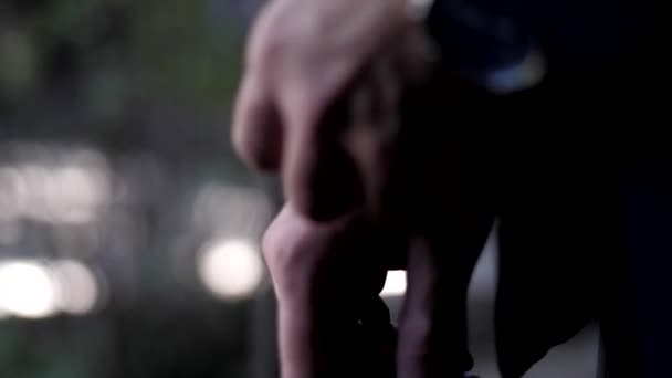 Наречений з наручним годинником регулює рукав на білій сорочці — стокове відео