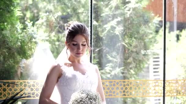 Sposa in abito elegante tiene fresco mazzo di fiori rallentatore — Video Stock