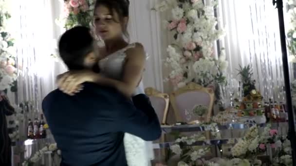 marié tient mariée dans les bras et les cercles dans la danse au mariage 