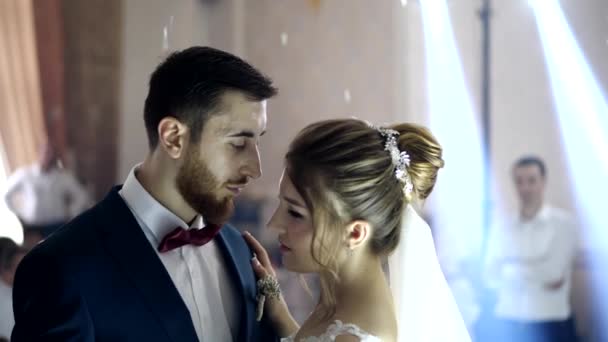 Gifta par dansar familjedans under konstgjord snö — Stockvideo
