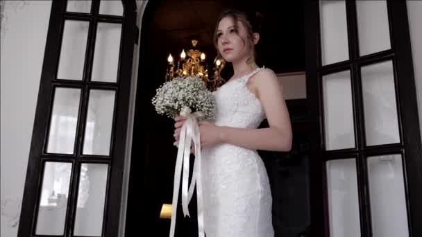 Mariée avec bouquet pose toucher les cheveux contre les parents à la maison — Video