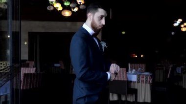 Damat, evlenmeden önce kol saatini ayarlar.