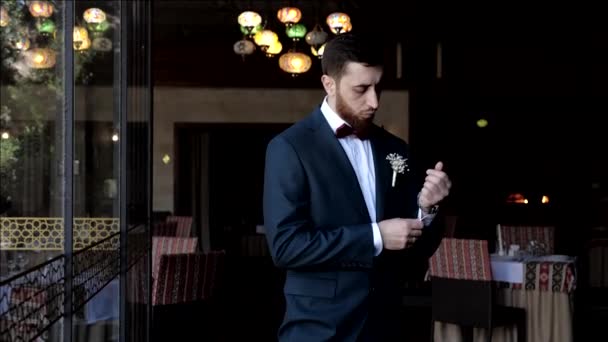 Bräutigam drückt Knopf am Ärmel und richtet Hemd — Stockvideo