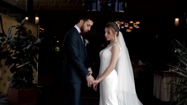 Brudgum och brud vänta på äktenskap registrering på lycklig dag — Stockvideo