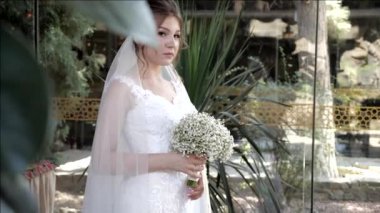 Gelin, restoranda servis edilen masaya doğru bakıyor.