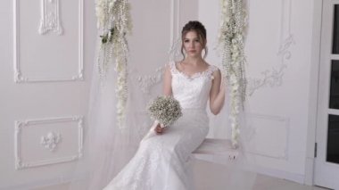 Gelin sallanıyor ve damat süslü salıncağa yaklaşıyor.