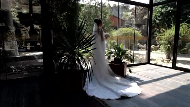 Жена позирует в платье, раскинутом по полу в ЗАГСе — стоковое видео