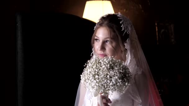 Panna młoda z welonem pokrywa głowę pozuje do sesji zdjęciowej ślubu — Wideo stockowe