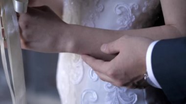 Koca karısını okşar ve düğün günü dirseğini tutar.