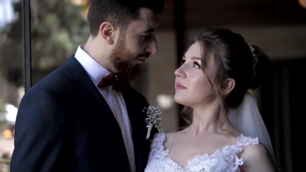 Casal posa no casamento olhando nos olhos com amor — Vídeo de Stock