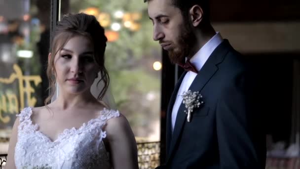 Sposo si avvicina sposa e abbracci in posa alla festa di nozze — Video Stock