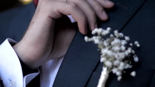 homme marié avec anneau doré lisse bosses sur veste sombre 