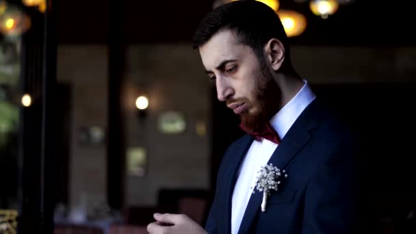 Brudgummen i elegant kostym väntar på bruden slow motion närbild — Stockvideo