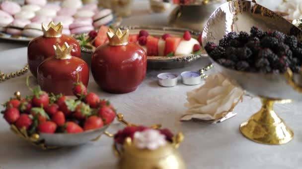 Leckere frische Beeren auf serviertem Hochzeitstisch in Zeitlupe — Stockvideo